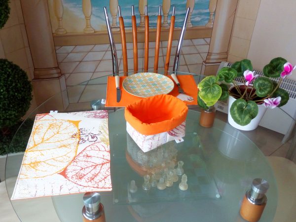 Оранжев комплект за сервиране с панерче за хляб