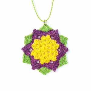 Плетен медальон "Елфическо цвете"
