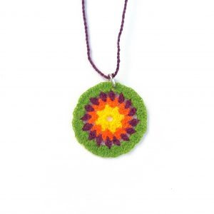 Плетен медальон "Цветна тичинка" - микро плетиво
