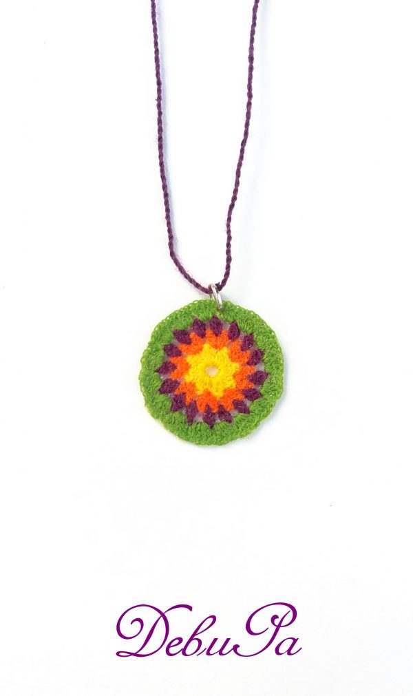 Плетен медальон "Цветна тичинка" - микро плетиво