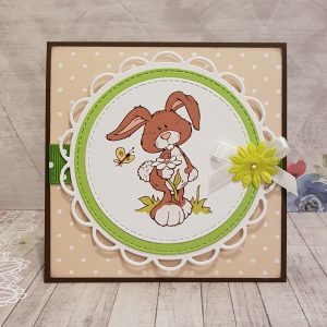 Ръчно изработена детска картичка "Зайче с маргаритка" FLO051