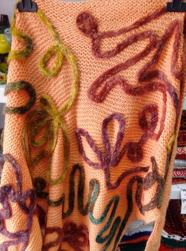 Ръчно плетен шал с декорация
