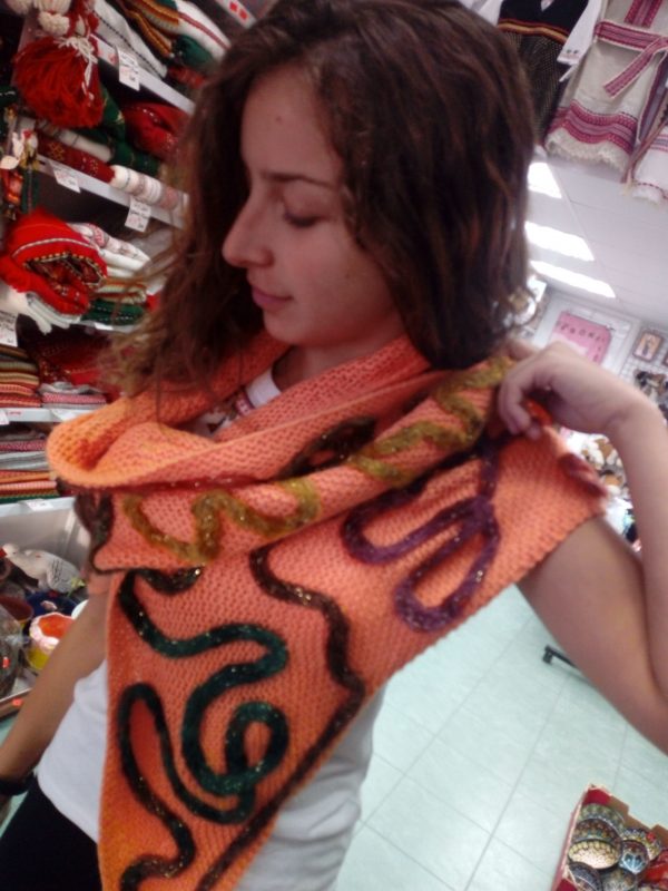 Ръчно плетен шал с декорация