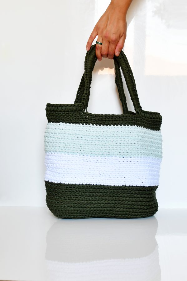 Стилна плетена чанта на една кука