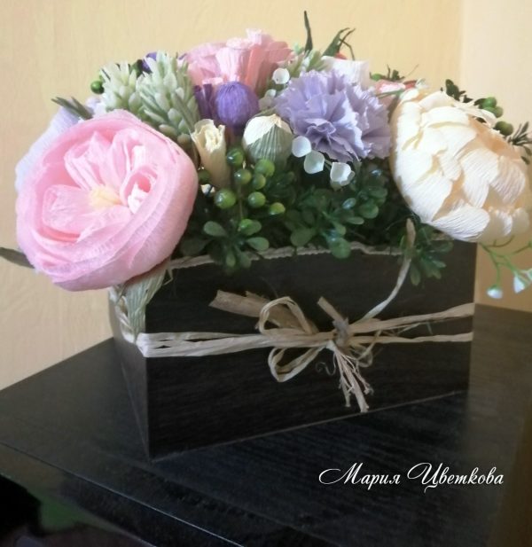 Кашпа от МДФ с ръчно изработени цветя