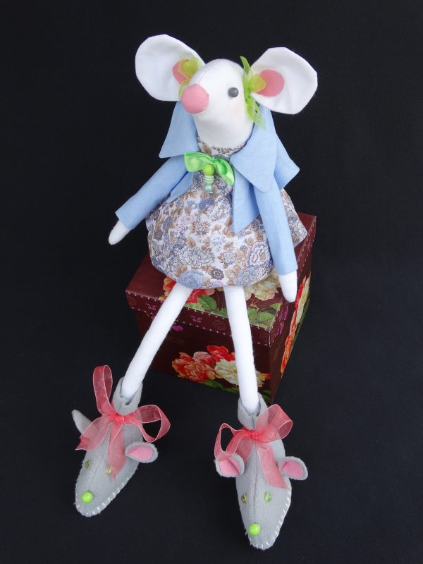 Емма - текстилна кукла, бяла мишка