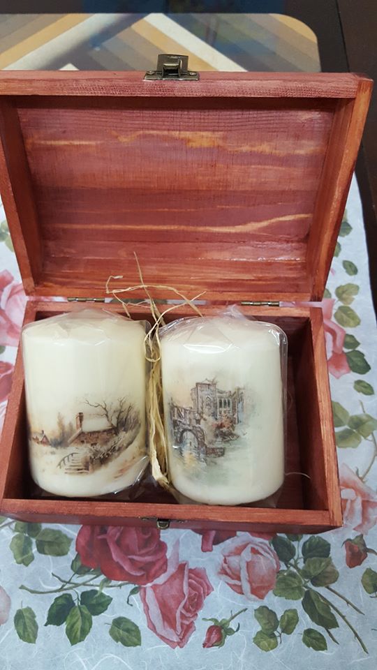 Ръчно декорирани свещи в дървено сандъче
