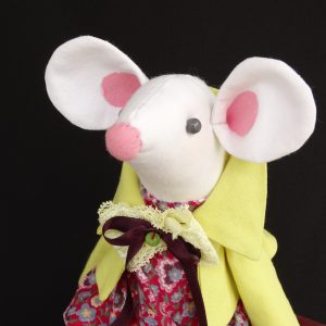 Белл - текстилна кукла, бяла мишка