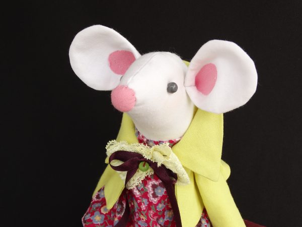 Белл - текстилна кукла, бяла мишка