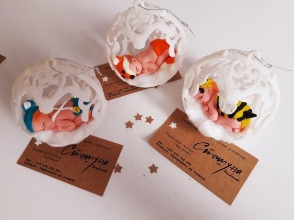 Коледни топки за елха с декорация от полимерна глина - бебе