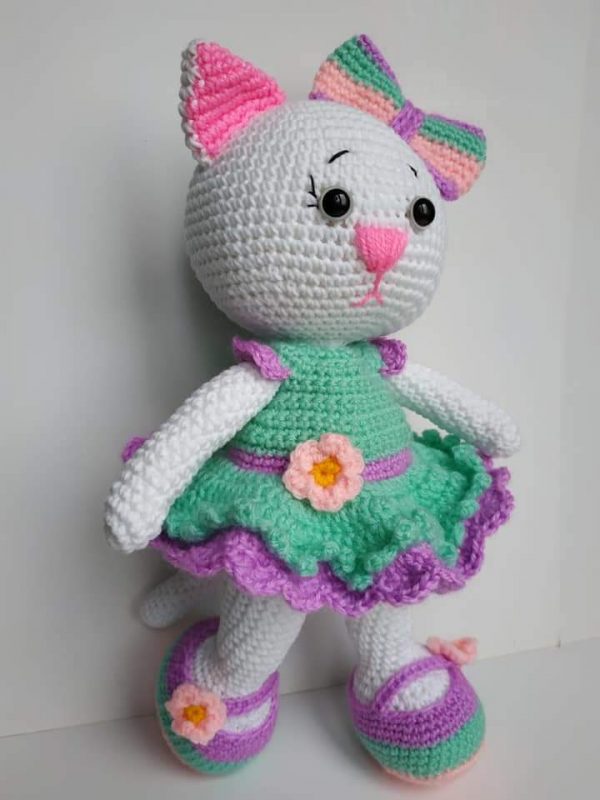 Ръчно плетени играчки - Коте с рокличка