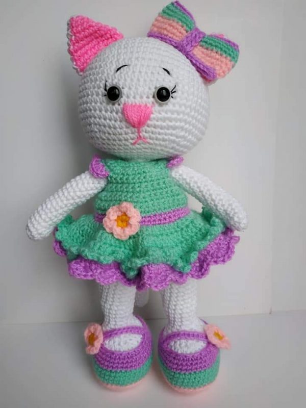 Ръчно плетени играчки - Коте с рокличка