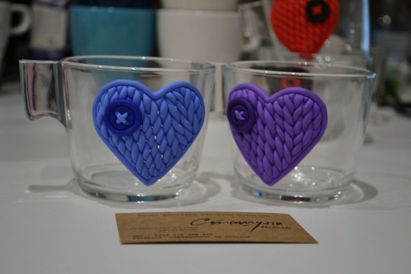 Комплект чаши за влюбени с декорация от полимерна глина
