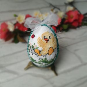 Бродирано яйце с пиленце