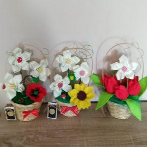 Кошнички с текстилни цветя