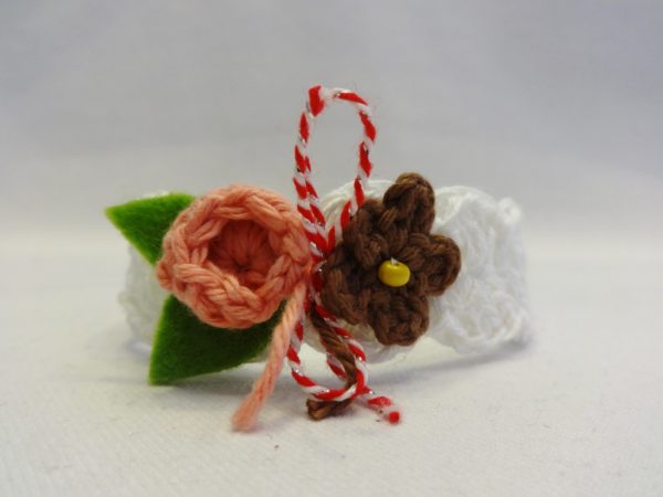 Уникална ръчно плетена мартеница с букетче пролетни цветчета