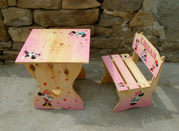 Детска дървена рисувана маса с един стол