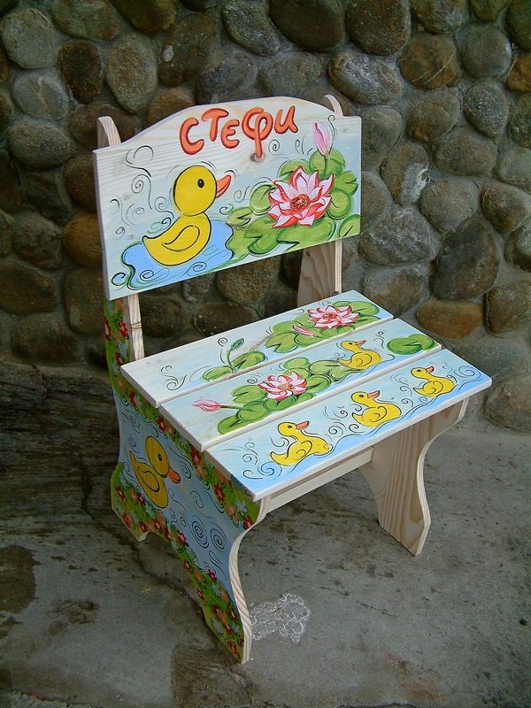 Детско дървено рисувано столче