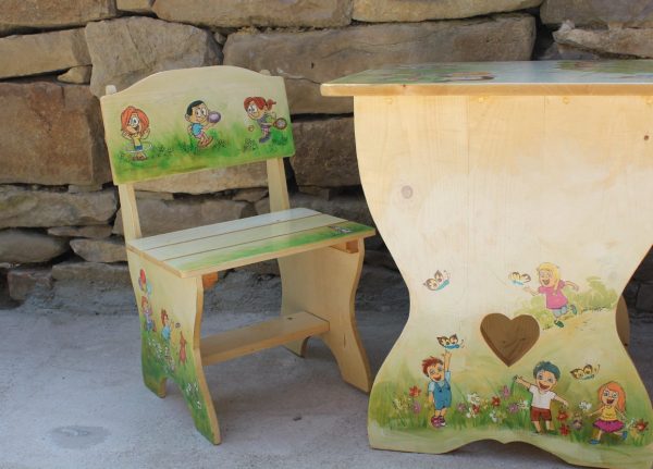 Детска дървена рисувана маса с един стол