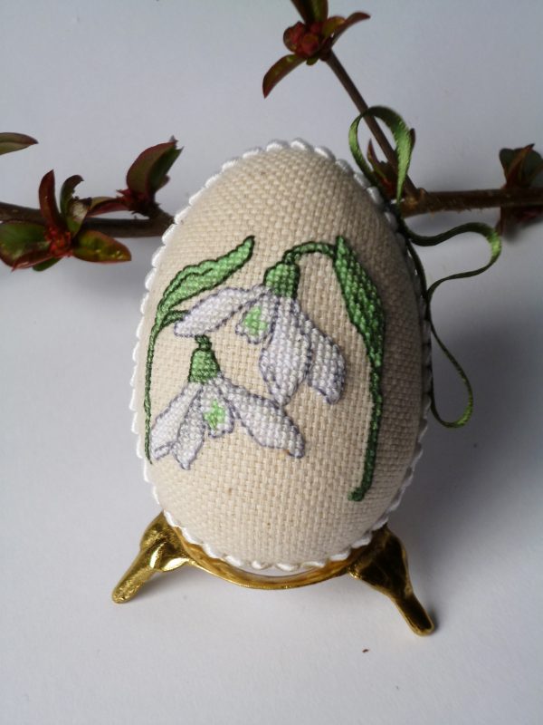 Великденско яйце с кокичета