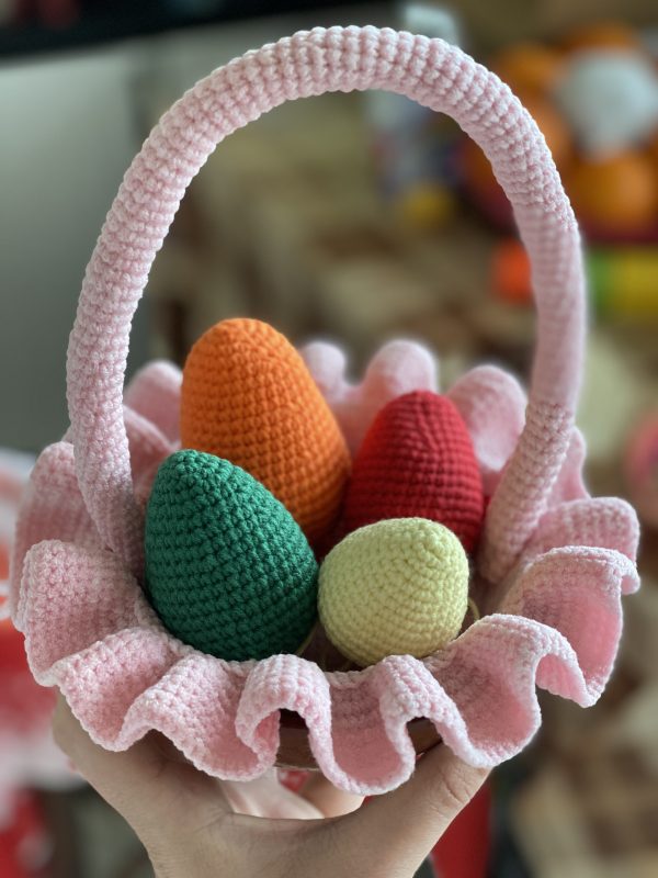 Плетена кошничка с яйца