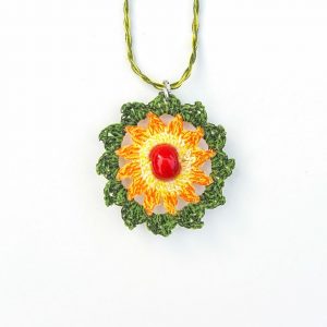 Плетен медальон "Слънце в цвете"