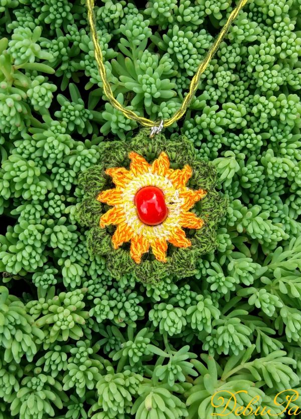 Плетен медальон "Слънце в цвете"