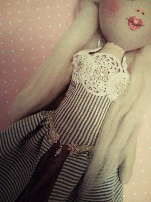 Ръчно изработена кукла от плат и вълна
