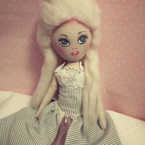 Ръчно изработена кукла от плат и вълна