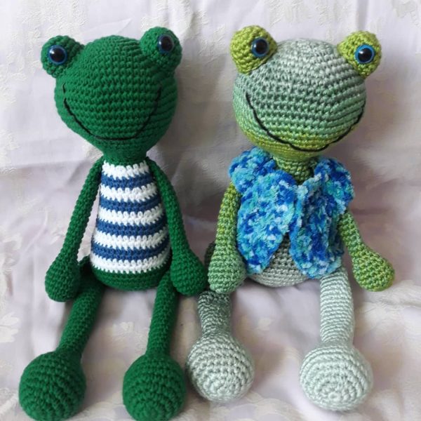 Ръчно плетени играчки жабчета