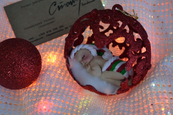 Коледни топки за елха с декорация от полимерна глина – бебе
