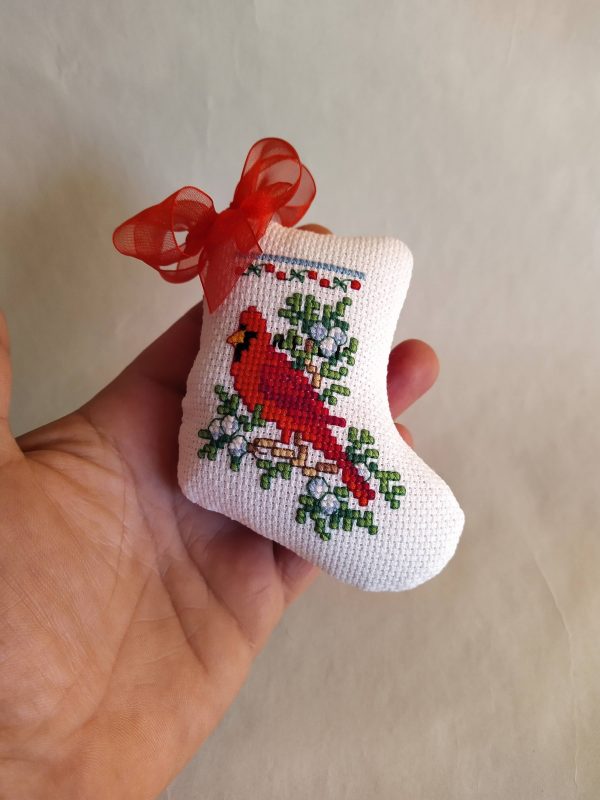 Бродирано Коледно чорапче с кардинал