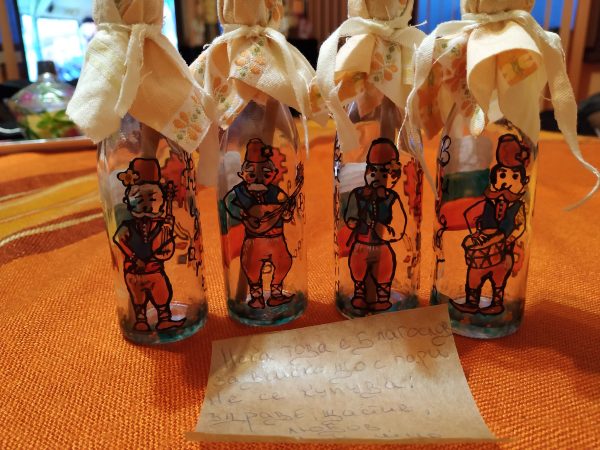 Рисувани шишенца с фолклорен мотив и пожелание в тях.