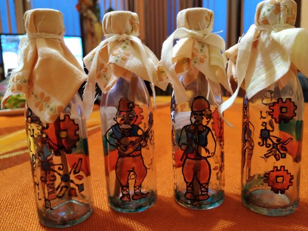 Рисувани шишенца с фолклорен мотив и пожелание в тях.