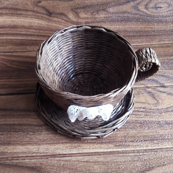 Декоративна чаша от обработени сплетени хартиени пръчици