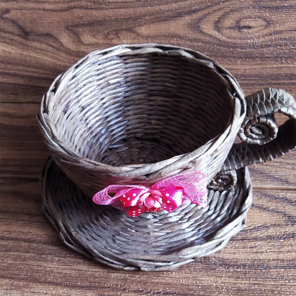 Декоративна чаша от обработени сплетени хартиени пръчици