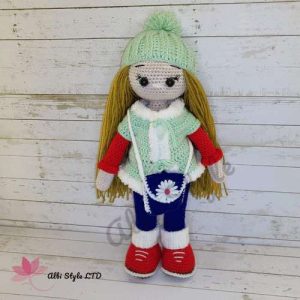 Плетена кукла "Ели" с шапка и ботушки