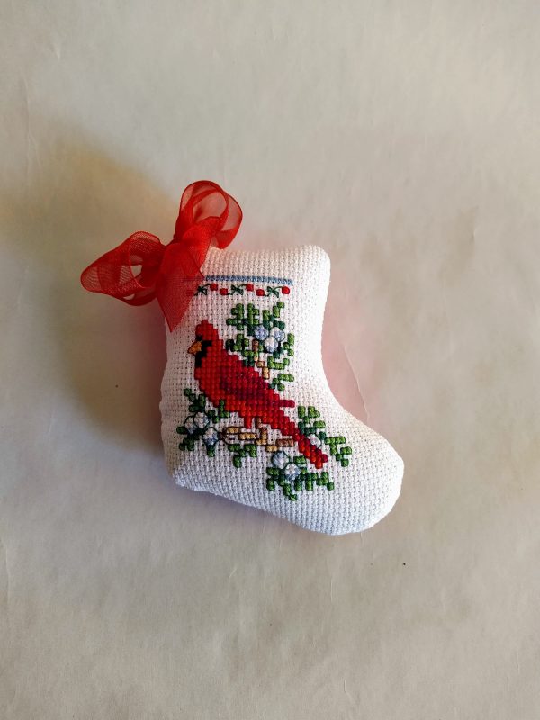 Бродирано Коледно чорапче с кардинал