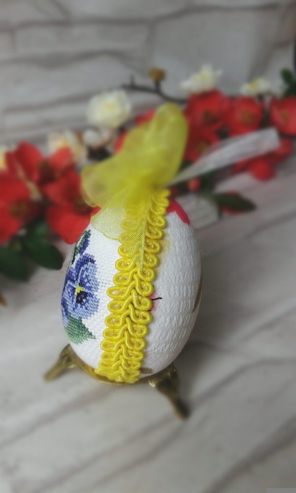 Великденско яйце с теменужки
