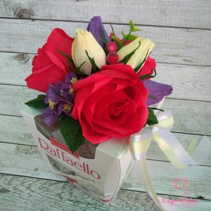 Кутия бонбони Рафаело, отгоре с цветя направени от хартия