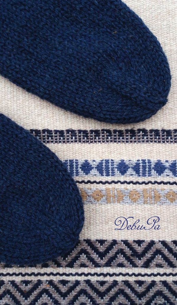 Вълнен плетен комплект - шапка, ръкавици и чорапи ,,Уютна зима"