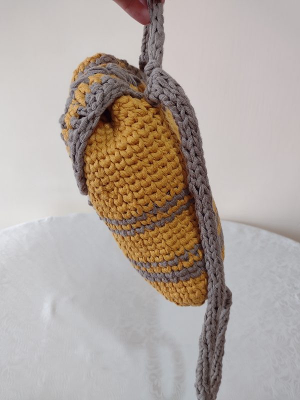 Плетена раничка на една кука