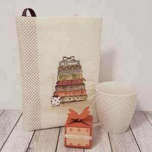 Рисувана подвързия за книга "Книги с чаша кафе" Рисувана подвързия за книга "Книги с чаша кафе"