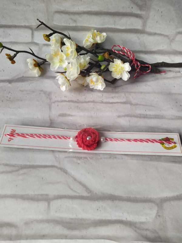 Гривна мартеница с червено цвете