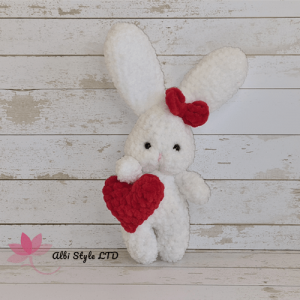 Малко плетено  зайче със сърце в цвят бял