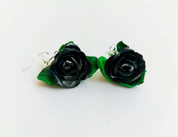 Обеци с черни рози на кукички от полимерна глина