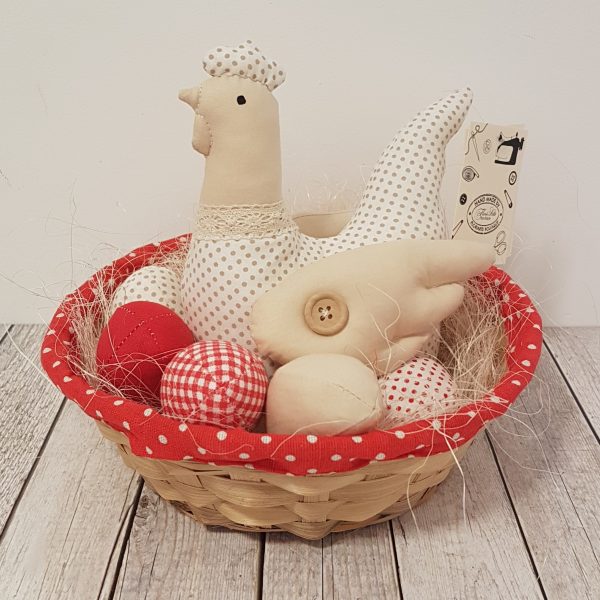 Великденска декорация "Кокошка с яйца в панер"