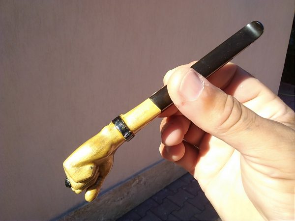 Лула за цигари. Юмрук. Авторска дърворезба.