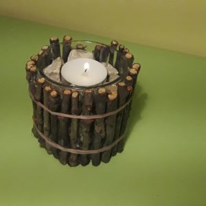 Ръчно направена свещ с пръчки и бели камъчета