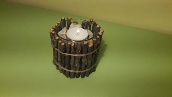 Ръчно направена свещ с пръчки и бели камъчета